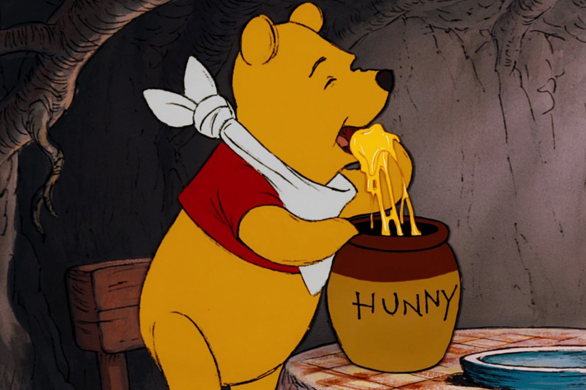winnie the pooh comiendo miel